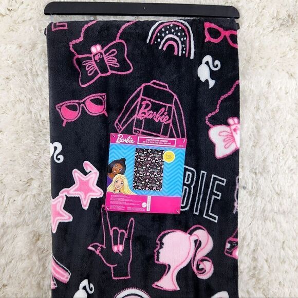 {Barbie} Plush Throw Blanket - Picture 5 of 7